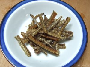 クリックで拡大表示 ニホンウナギの骨せんべい