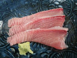 クリックで拡大表示 ツムブリの刺身(腹身)