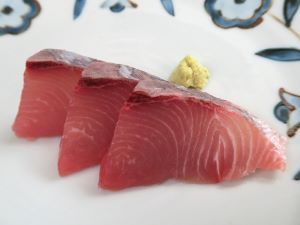 クリックで拡大表示 ツムブリの刺身(背)