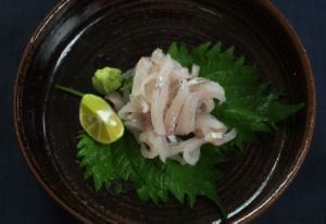 クリックで拡大表示 エツの調理写真。骨切り後