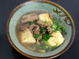 クリックで拡大表示 メバチのあらと焼き豆腐の煮込み汁