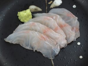 クリックで拡大表示 シモフリハタの刺身