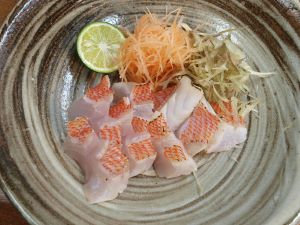 クリックで拡大表示 アカイサキの焼霜造り