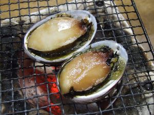 クリックで拡大表示 トコブシの炭火焼き