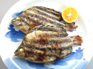 クリックで拡大表示 カゴカキダイの丸焼き
