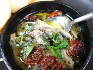 クリックで拡大表示 カタクチイワシの塩漬けのアヒージョ