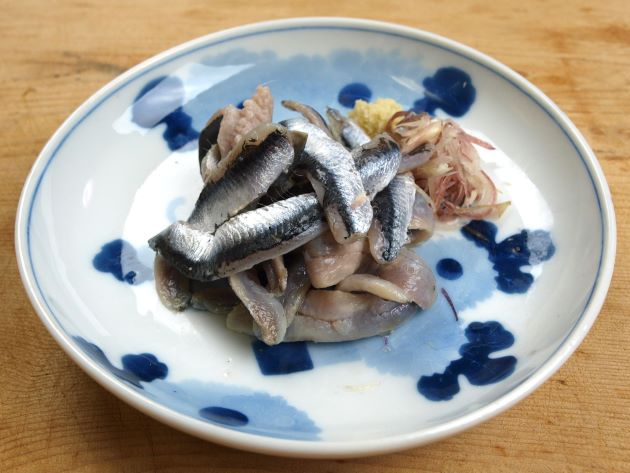 カタクチイワシの酢じめ