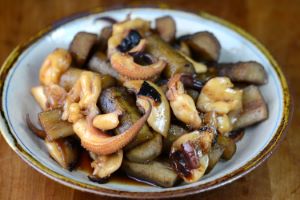 クリックで拡大表示 モンゴウイカとゴボウの煮つけ