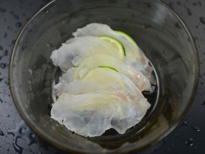 クリックで拡大表示 キジハタの薄作り