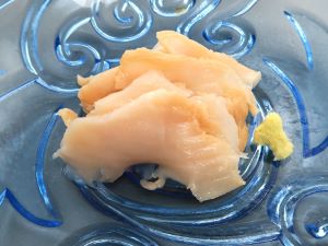 クリックで拡大表示 エゴバイの刺身