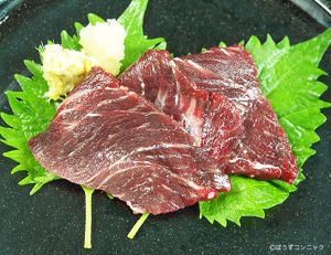 クリックで拡大表示 ナガスクジラの刺身