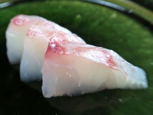 クリックで拡大表示 キマダラヒメダイの刺身