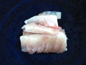 クリックで拡大表示 テングダイの縁側の刺身