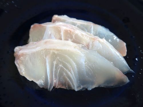 クリックで拡大表示 テングダイの刺身