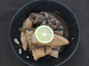 クリックで拡大表示 本マグロのあらの煮つけ