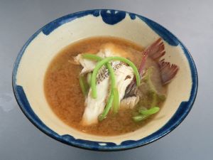 クリックで拡大表示 シロダイのあらのみそ汁