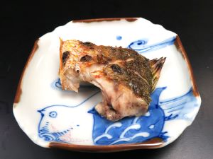 クリックで拡大表示 ニセクロホシフエダイの塩焼き