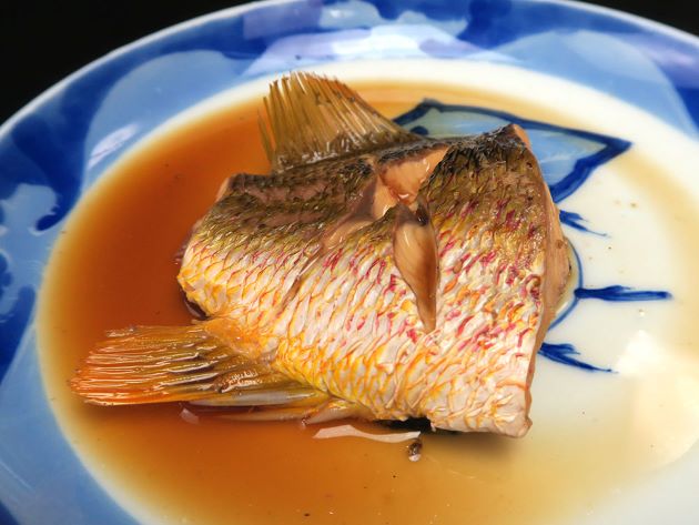 ニセクロホシフエダイの煮つけ