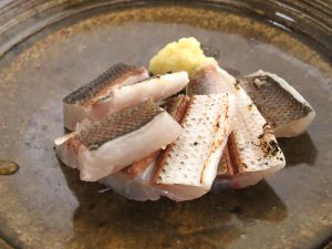 クリックで拡大表示 アカカマスの焼霜造り