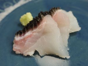クリックで拡大表示 カンムリベラの刺身