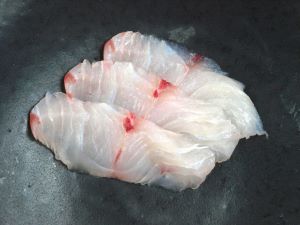 クリックで拡大表示 フッスベの刺身