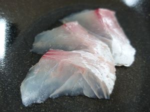 クリックで拡大表示 アオチビキの刺身