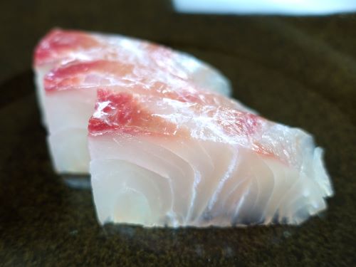 クリックで拡大表示 アオチビキの刺身