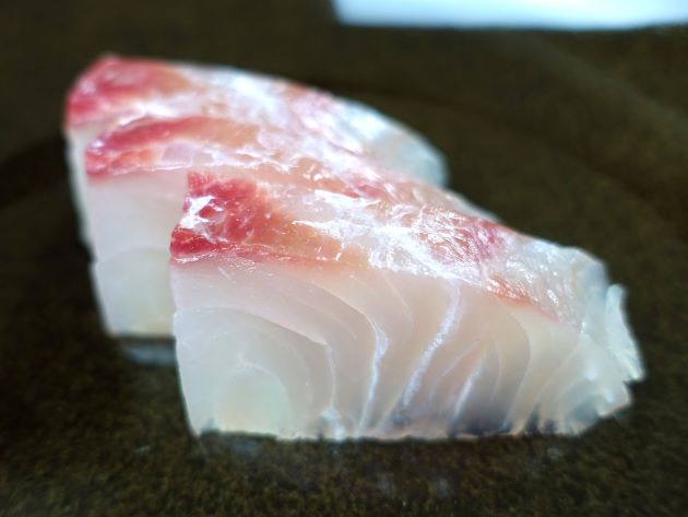 アオチビキの刺身