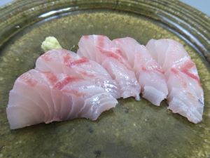 クリックで拡大表示 イシフエダイの刺身