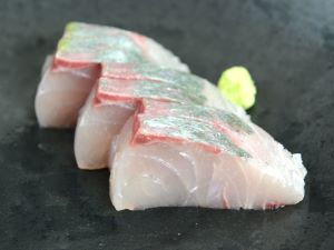 クリックで拡大表示 天然シマアジの刺身