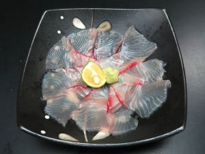 クリックで拡大表示 ヒレジロマンザイウオの刺身