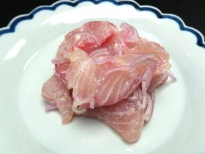 クリックで拡大表示 ヒレジロマンザイウオのセビチェ