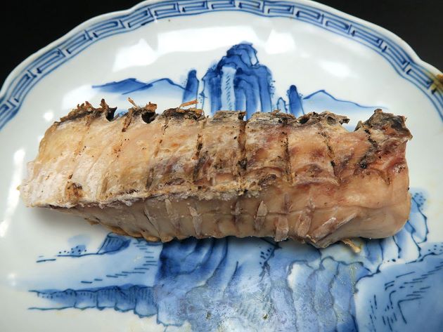 ヒレジロマンザイウオの塩焼き