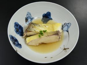 クリックで拡大表示 コガネシマアジの煮つけ