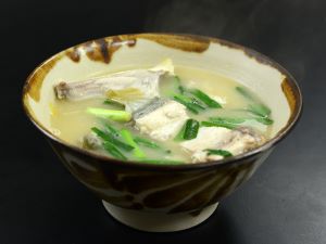 クリックで拡大表示 コガネシマアジのみそ汁