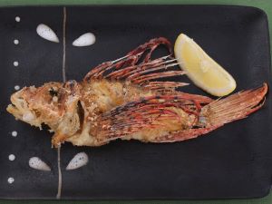クリックで拡大表示 ミノカサゴの丸揚げ