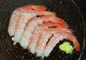 クリックで拡大表示 ナミクダヒゲエビの刺身