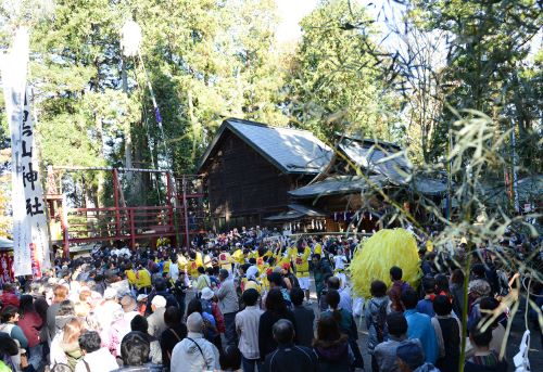 羽黒山神社境内に梵天を立てる。